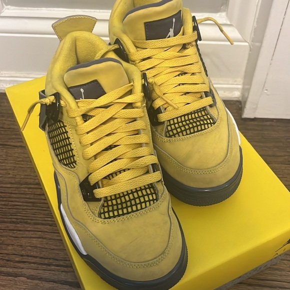 Air Jordan 4 Retro- Lightnings size 4.5 (Grade school) - Picture 7 of 8